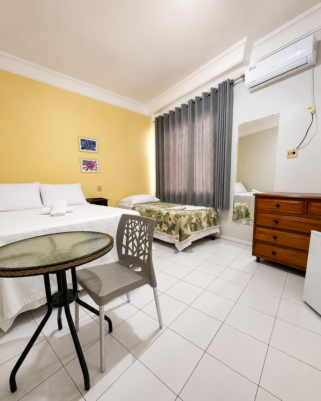 Apartamento Econômico Luxo com camas e mesa de apoio