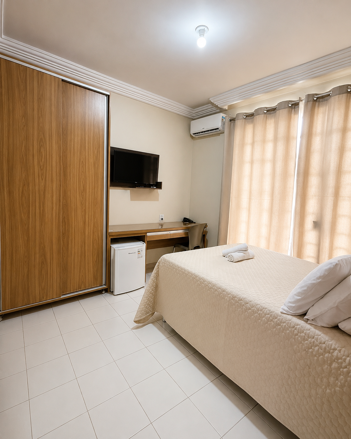 Apartamento Econômico Luxo Superior com cama, armário e bancada