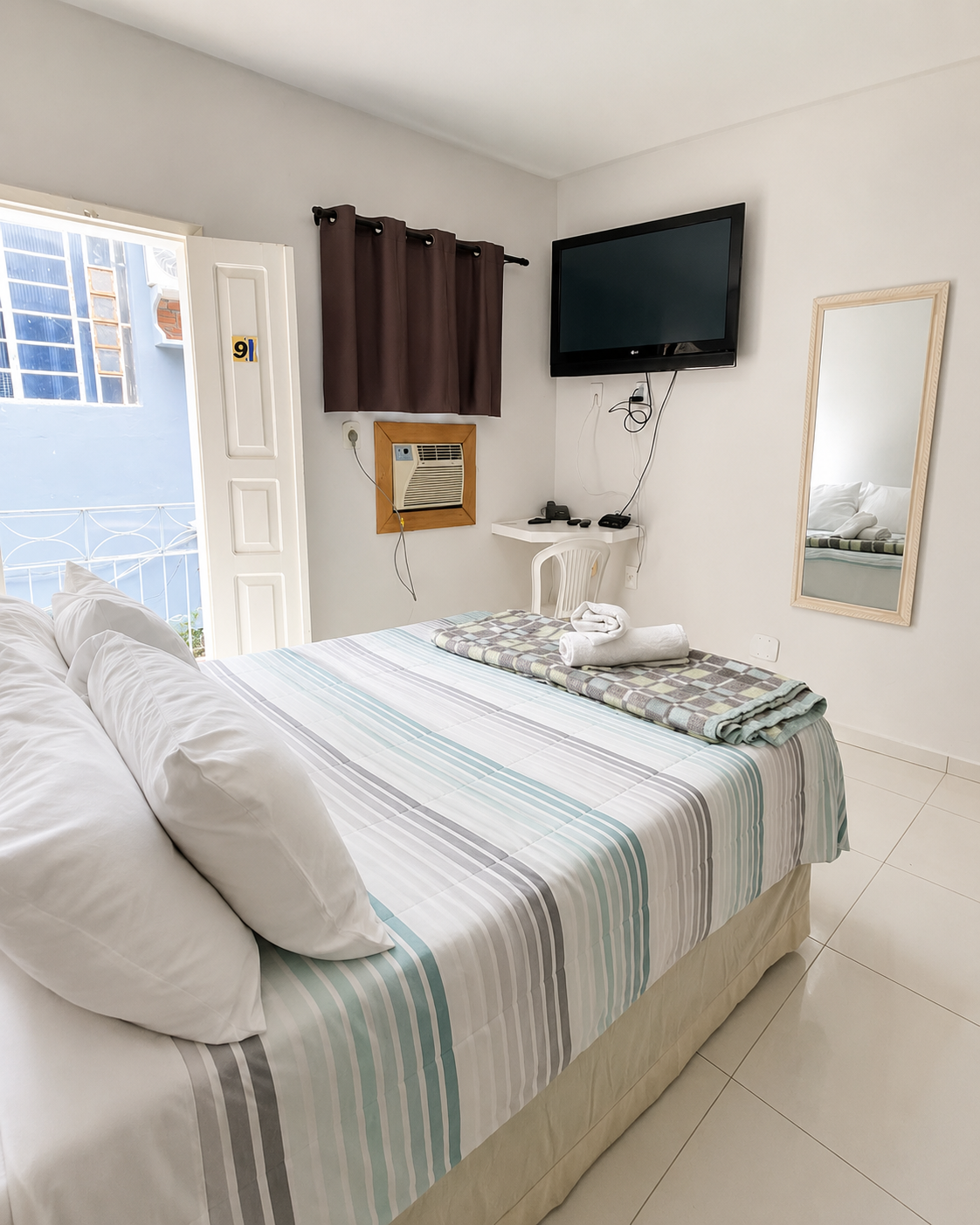 Quarto do Apartamento Standard Básico com cama de casal e varanda