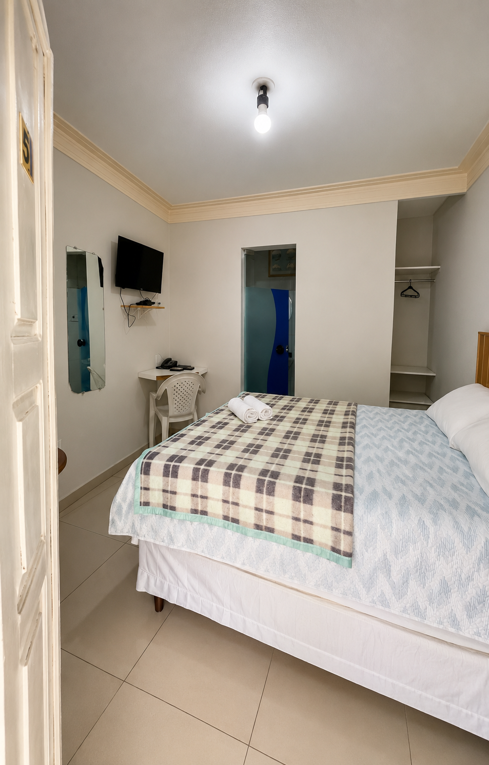 Quarto do Apartamento Standard Básico visto a partir da entrada
