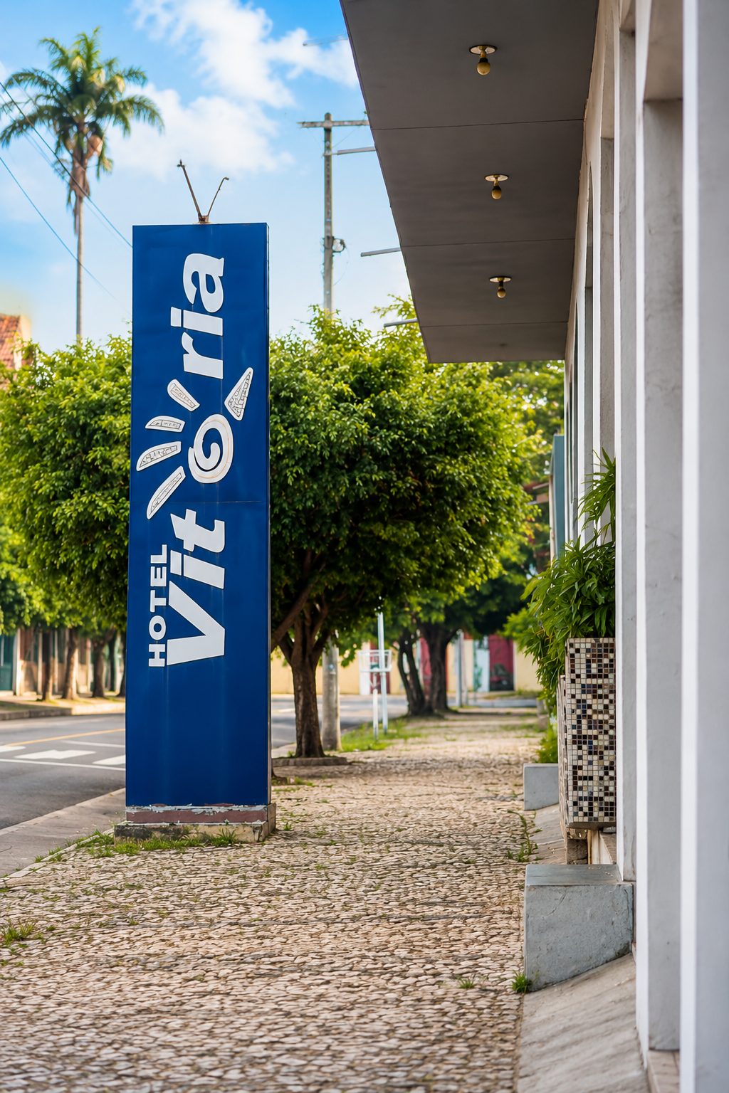 Placa e fachada do Hotel Vitória em Senhor do Bonfim