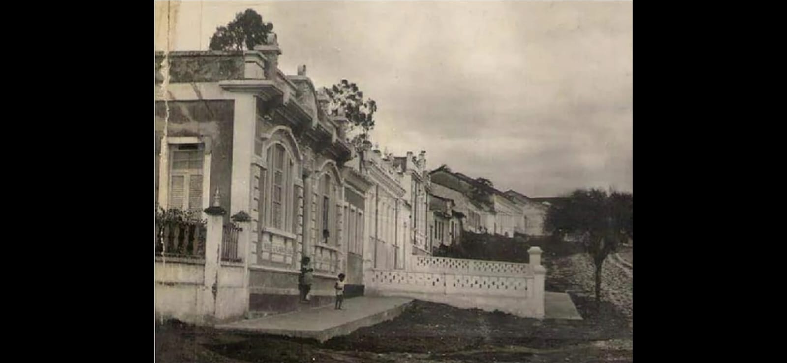 Fotografia histórica do Hotel Vitória em Senhor do Bonfim em 1945